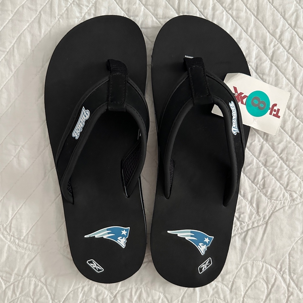 NWT Reebok New England Patriots Flip Flops Sandals 8
